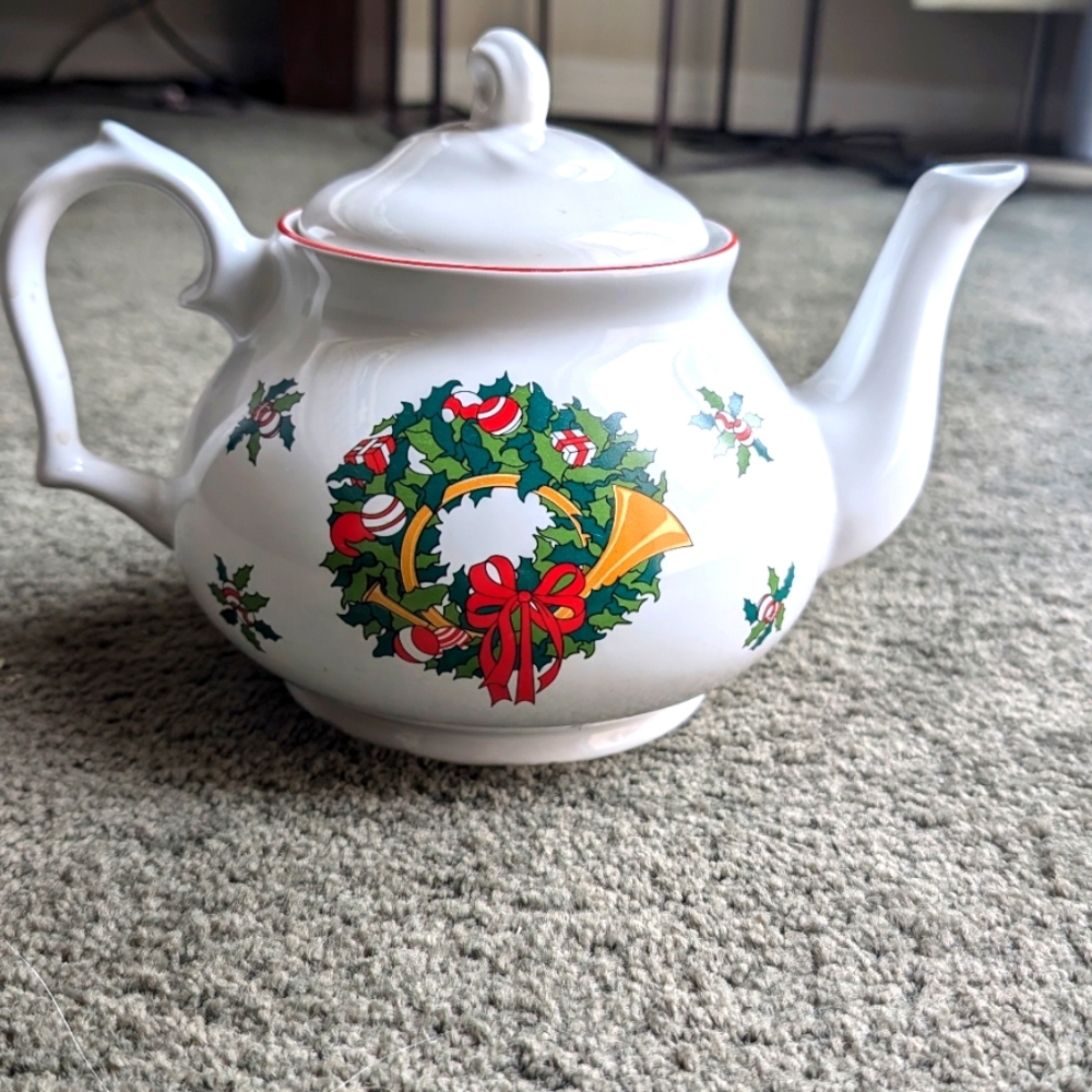 Vintage Christmas Teapot, never used, 6 cups
